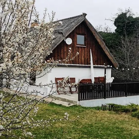 Het Fenyo Vendeghaz / Seven Pines House * Sukoró