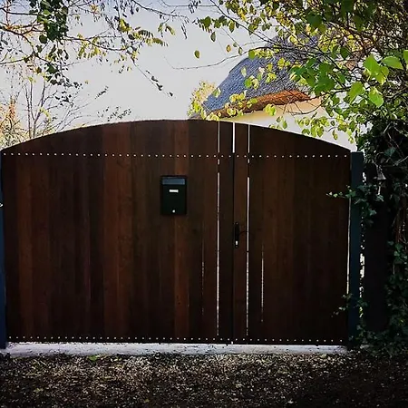 Het Fenyo Vendeghaz / Seven Pines House