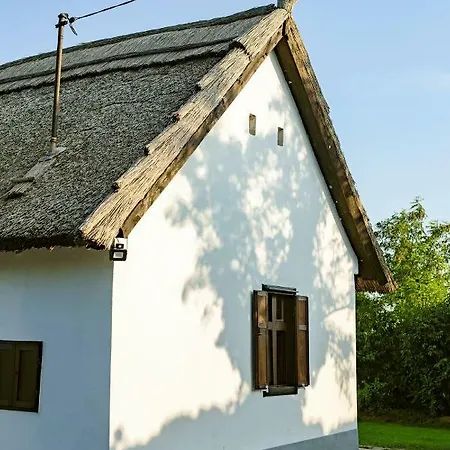 Nyaraló Hét Fenyő / Seven Pines House