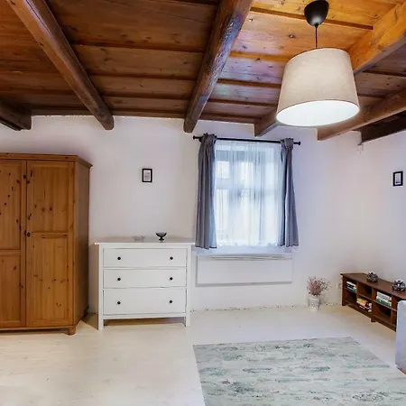 Het Fenyo Vendeghaz / Seven Pines House * Sukoro