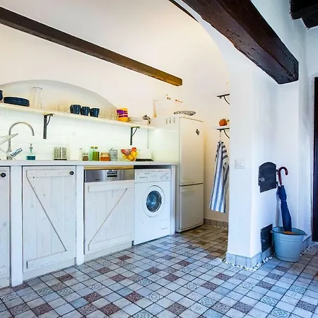 Het Fenyo Vendeghaz / Seven Pines House * Sukoro