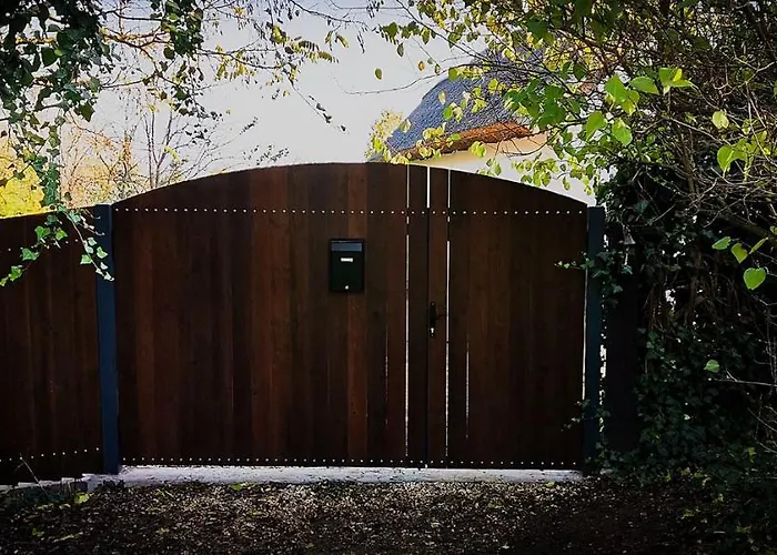Het Fenyo Vendeghaz / Seven Pines House