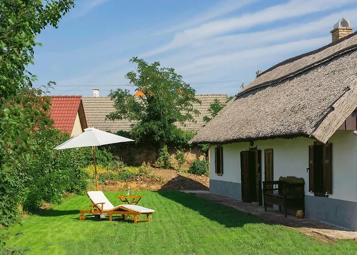 Het Fenyo Vendeghaz / Seven Pines House * Sukoró